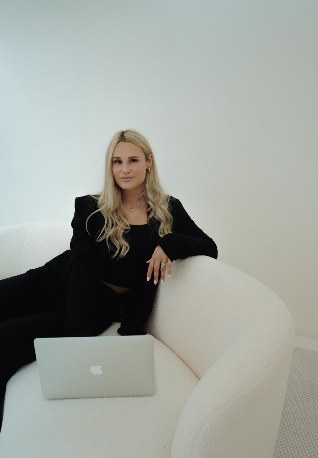 Business-Shooting, sitzend auf der Couch