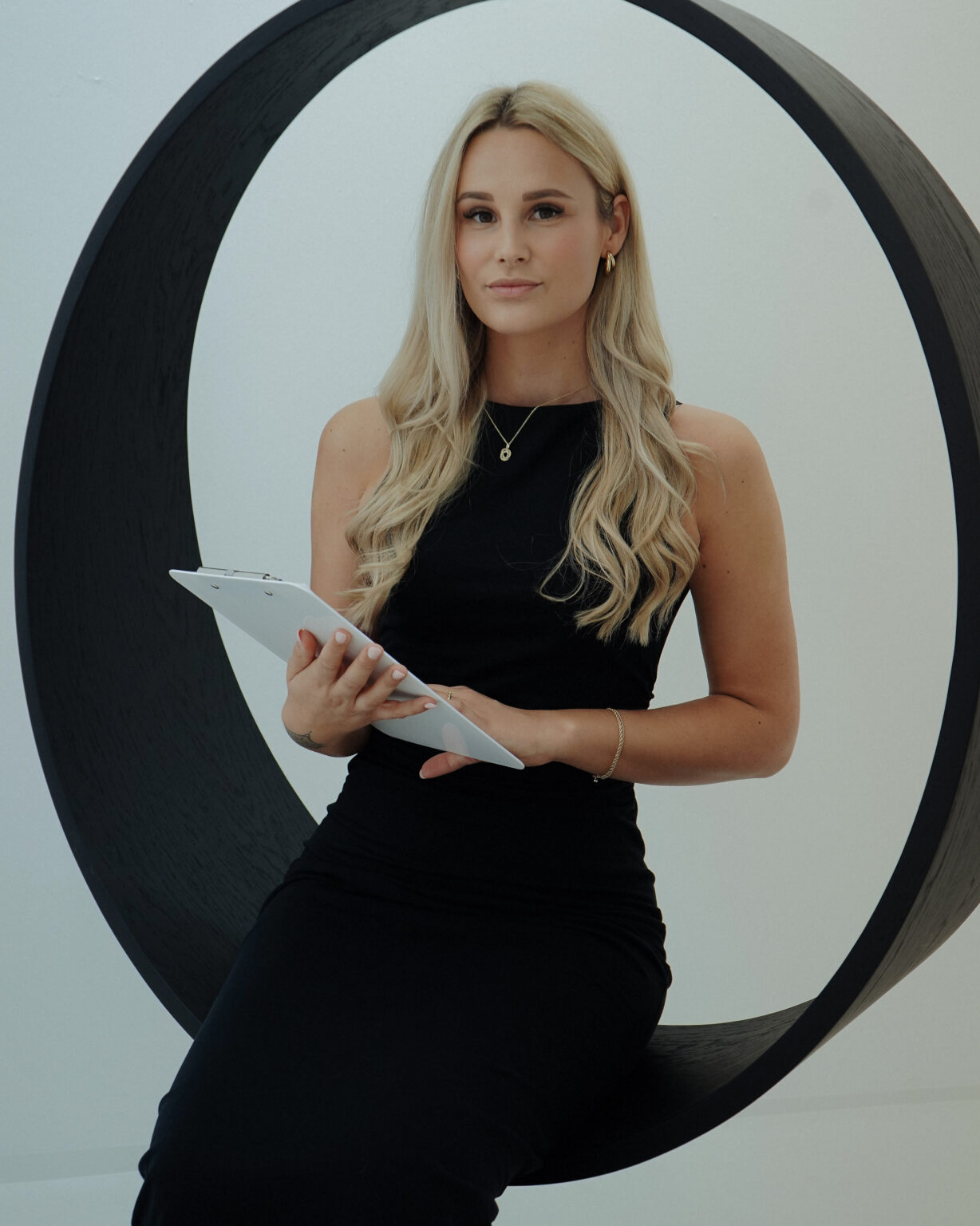 Business Shooting, sitzend in Reifenschaukel