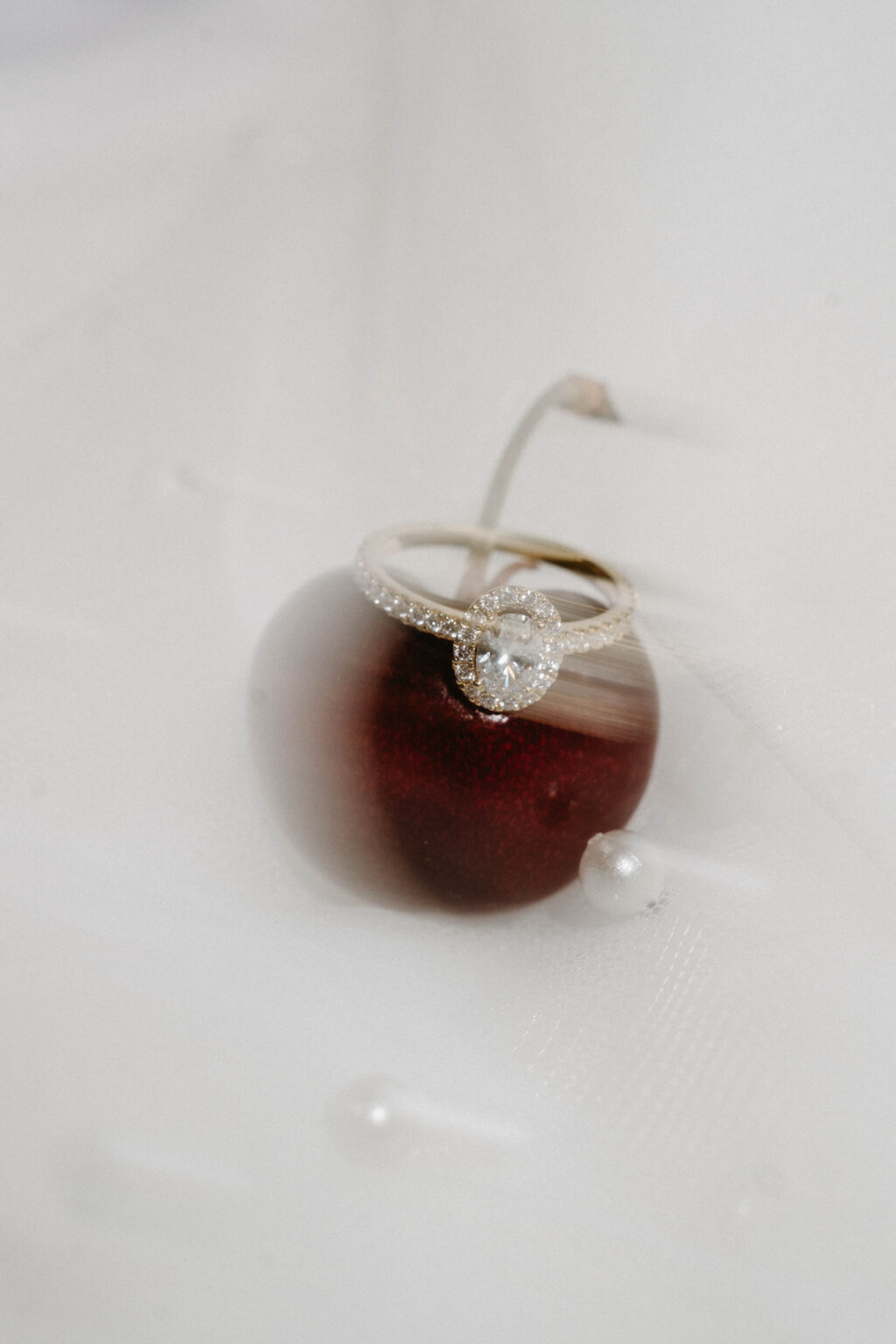 Kirsche, Ring platziert, Bild verschwommen