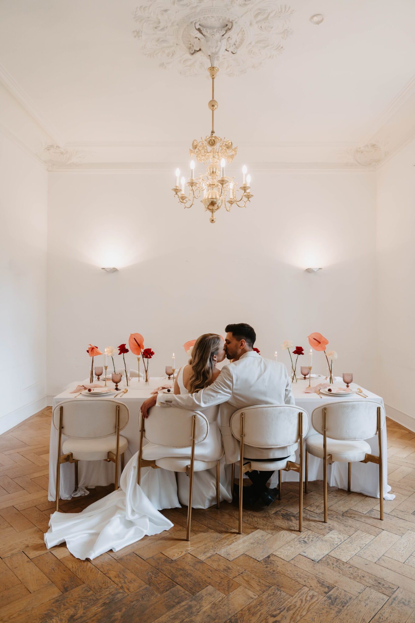 Brautpaar küsst sich am Tisch