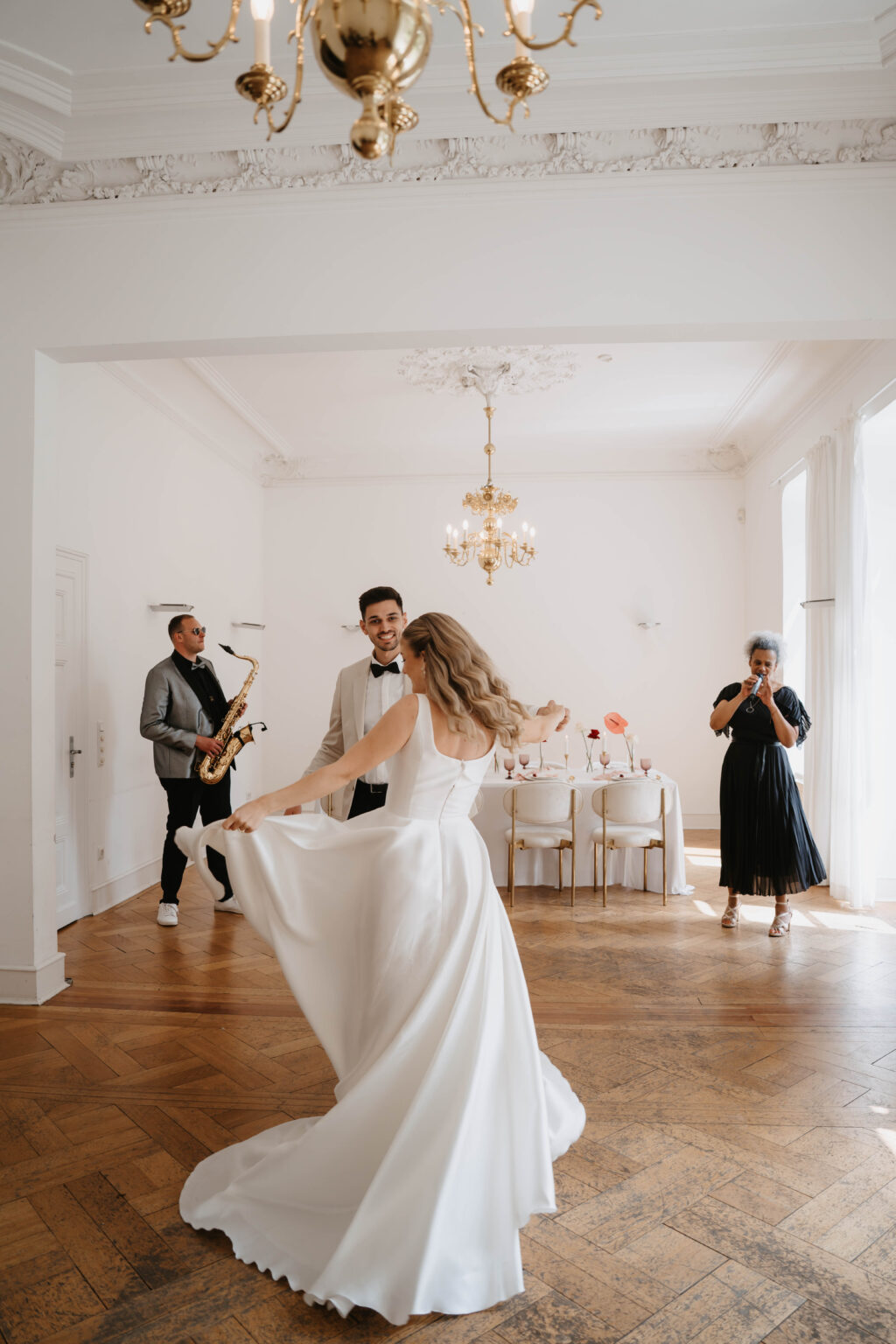 Brautpaar tanzt im Saal, Saxophonist, Sängerin
